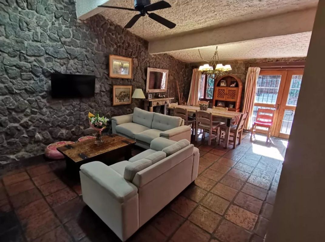 Venta casa con jardín, patio techado, 8dormitorios, 3 baños en Malvín.