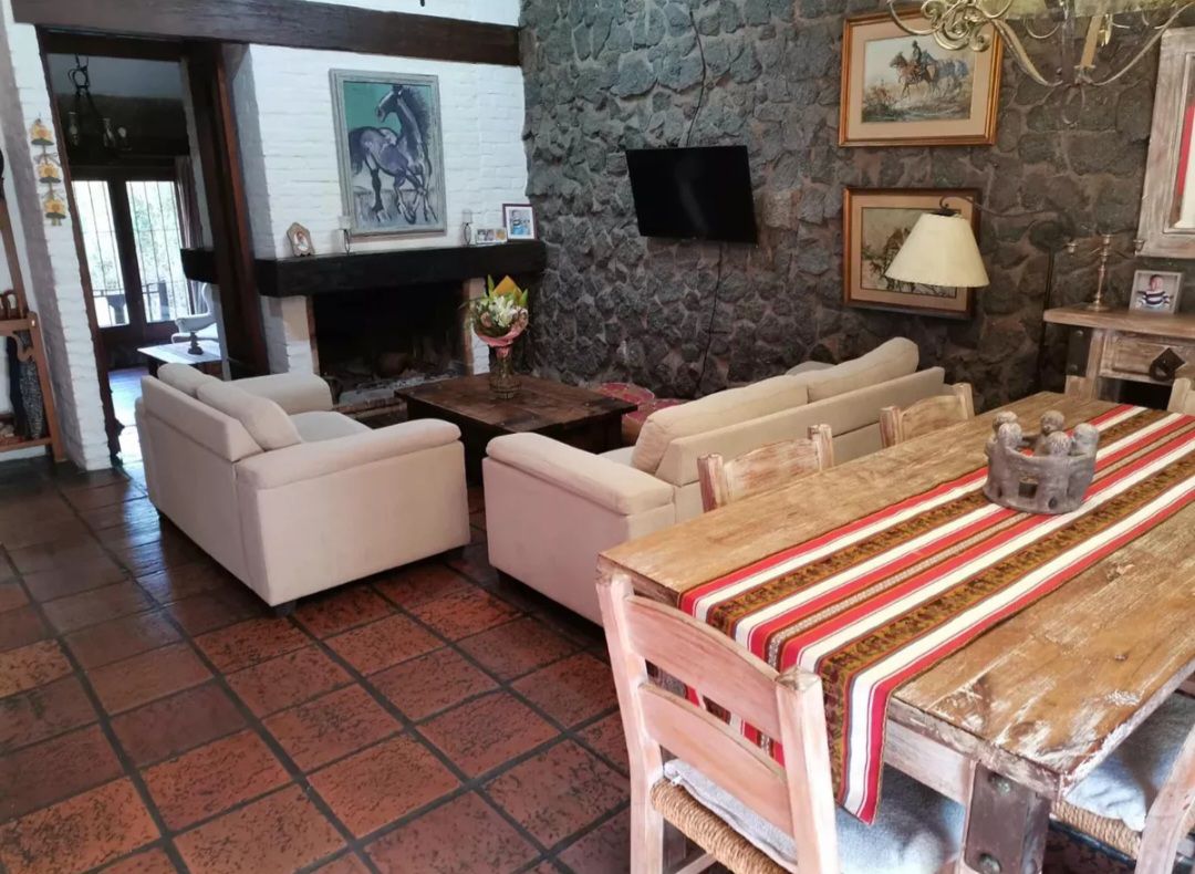 Venta casa con jardín, patio techado, 8dormitorios, 3 baños en Malvín.