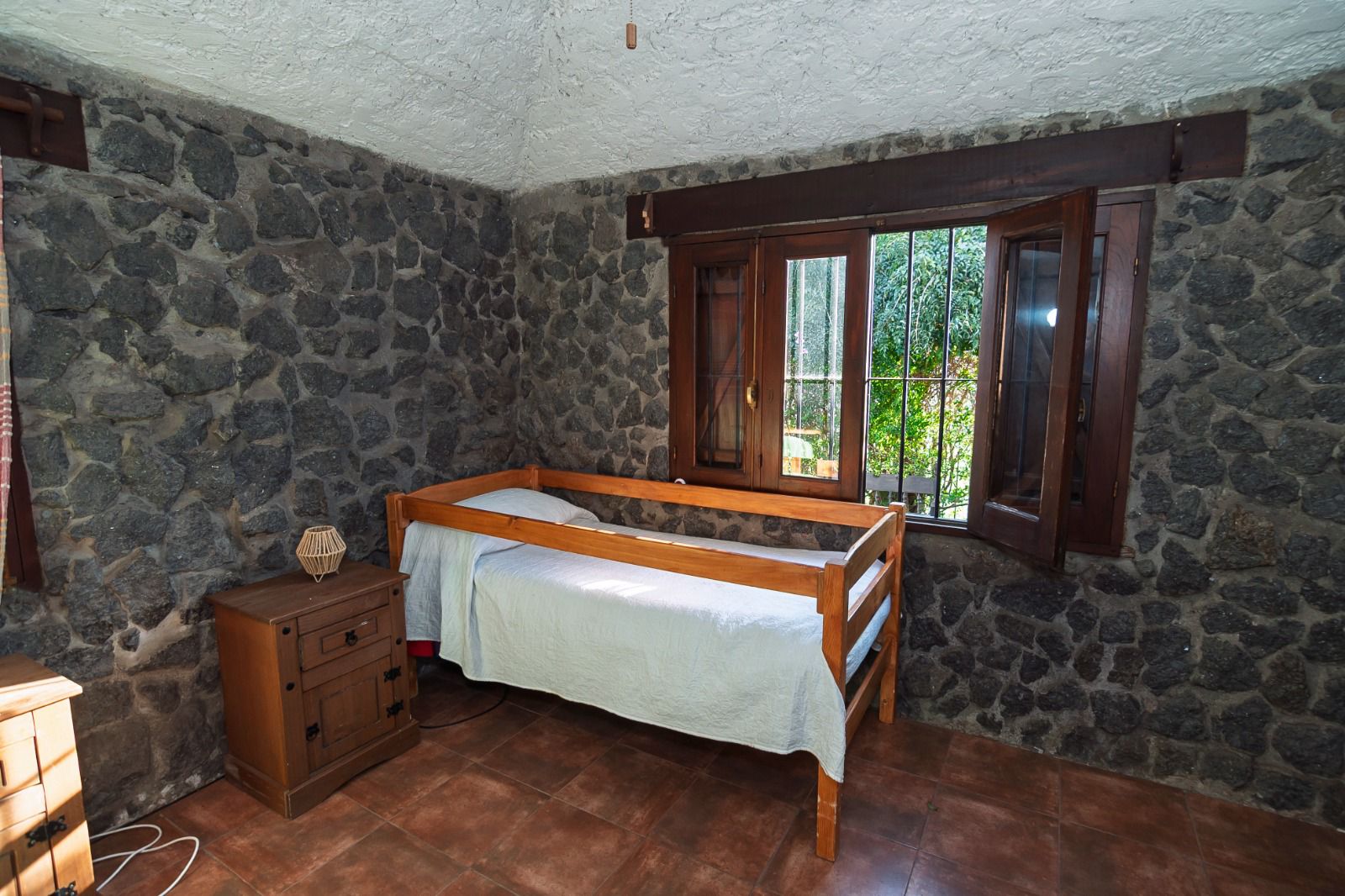 Venta casa con jardín, patio techado, 8dormitorios, 3 baños en Malvín.
