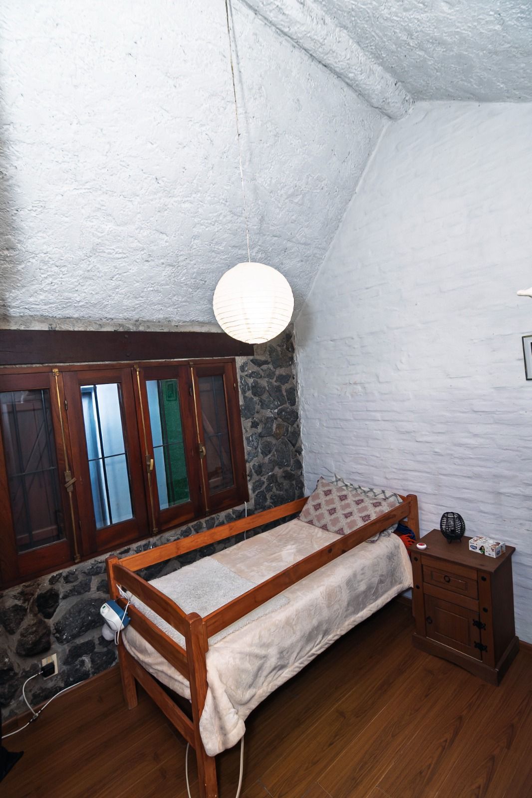 Venta casa con jardín, patio techado, 8dormitorios, 3 baños en Malvín.