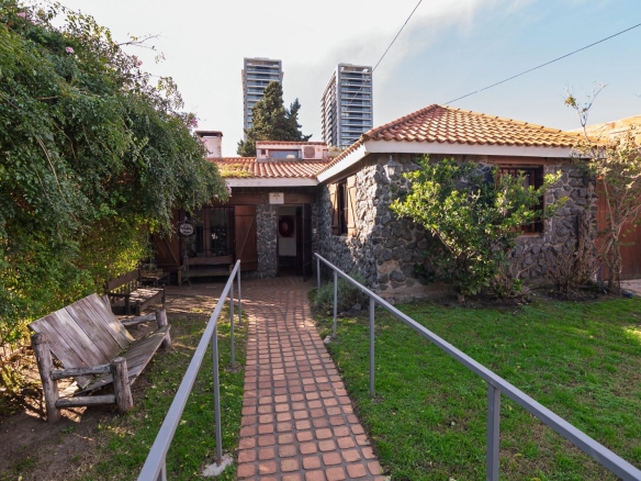Venta casa con jardín, patio techado, 8dormitorios, 3 baños en Malvín.