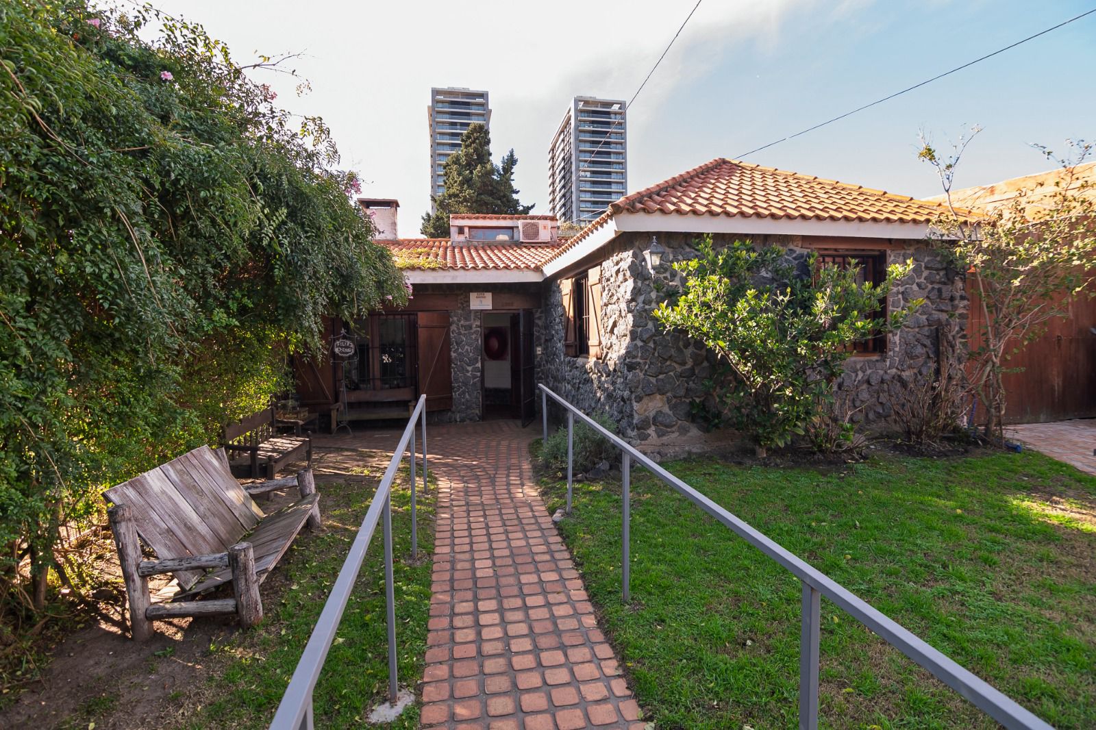 Venta casa con jardín, patio techado, 8dormitorios, 3 baños en Malvín.