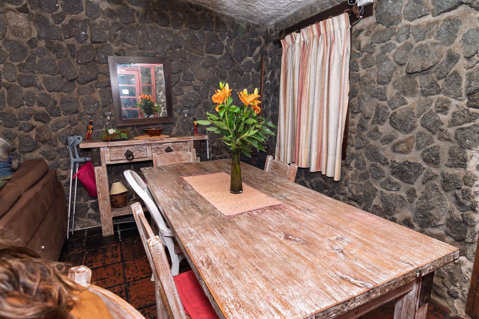 Venta casa con jardín, patio techado, 8dormitorios, 3 baños en Malvín.
