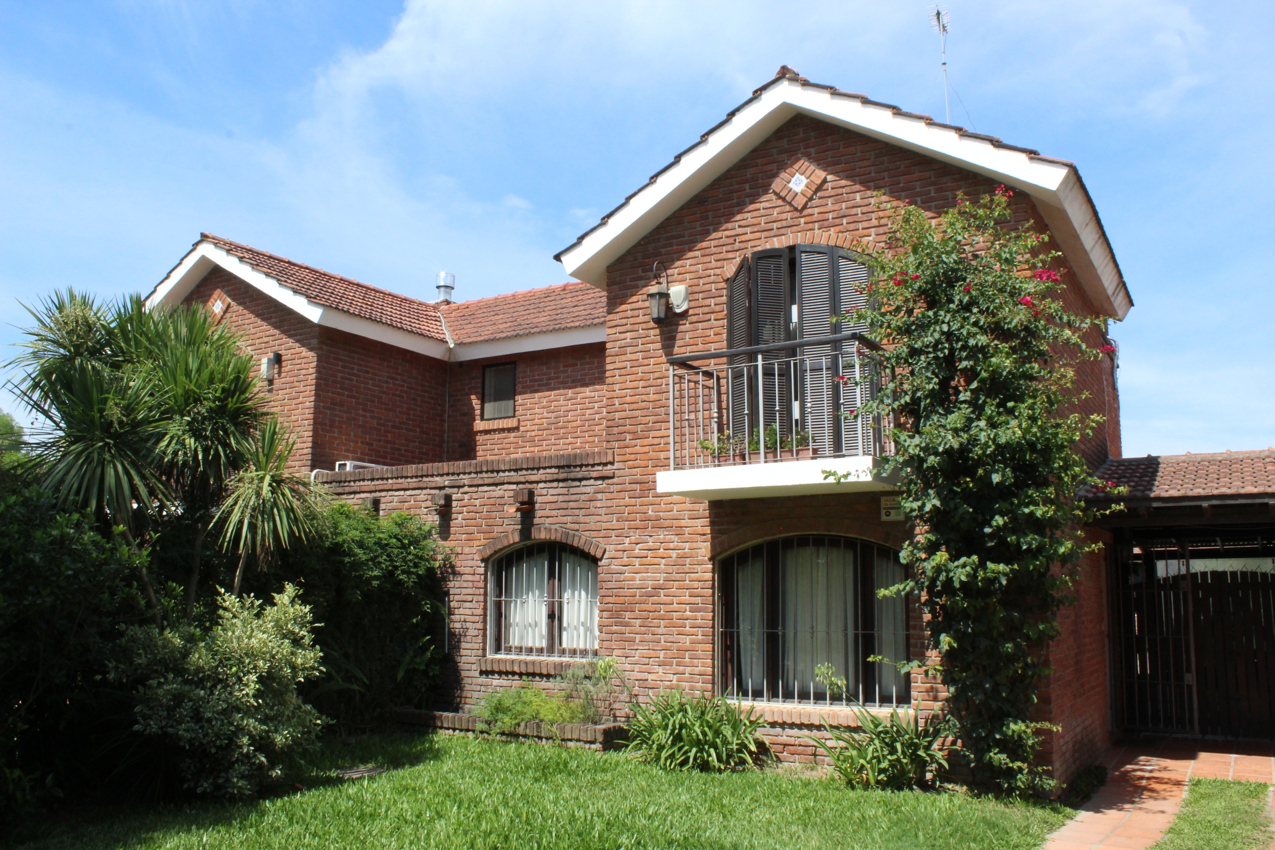 Venta casa de 3 dormitorios, escritorio, jardín piscina y barbacoa en Solymar.