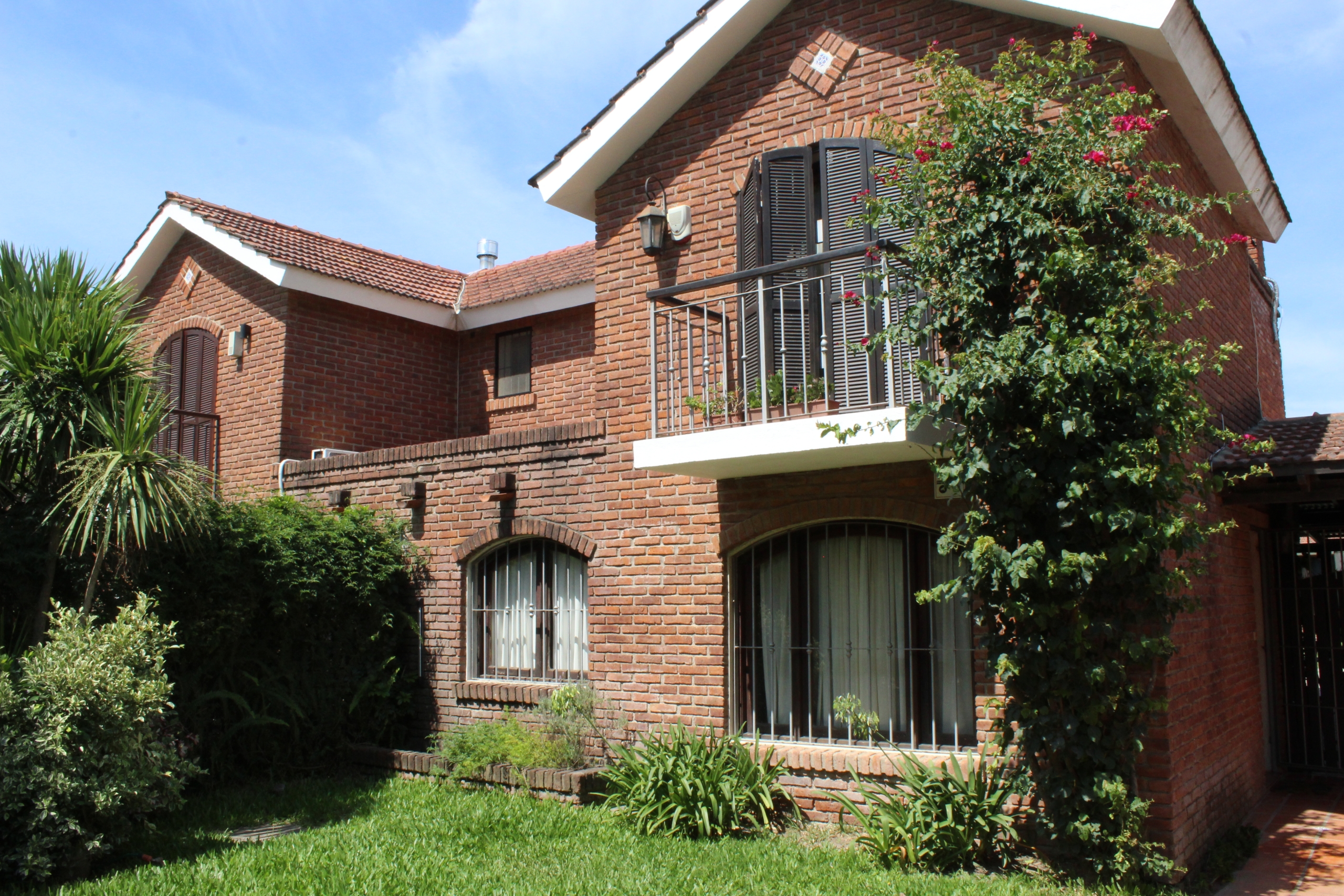 Venta casa de 3 dormitorios, escritorio, jardín piscina y barbacoa en Solymar.