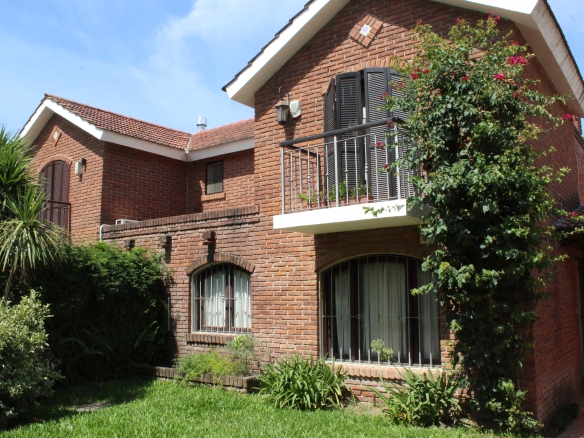 Venta casa de 3 dormitorios, escritorio, jardín piscina y barbacoa en Solymar.