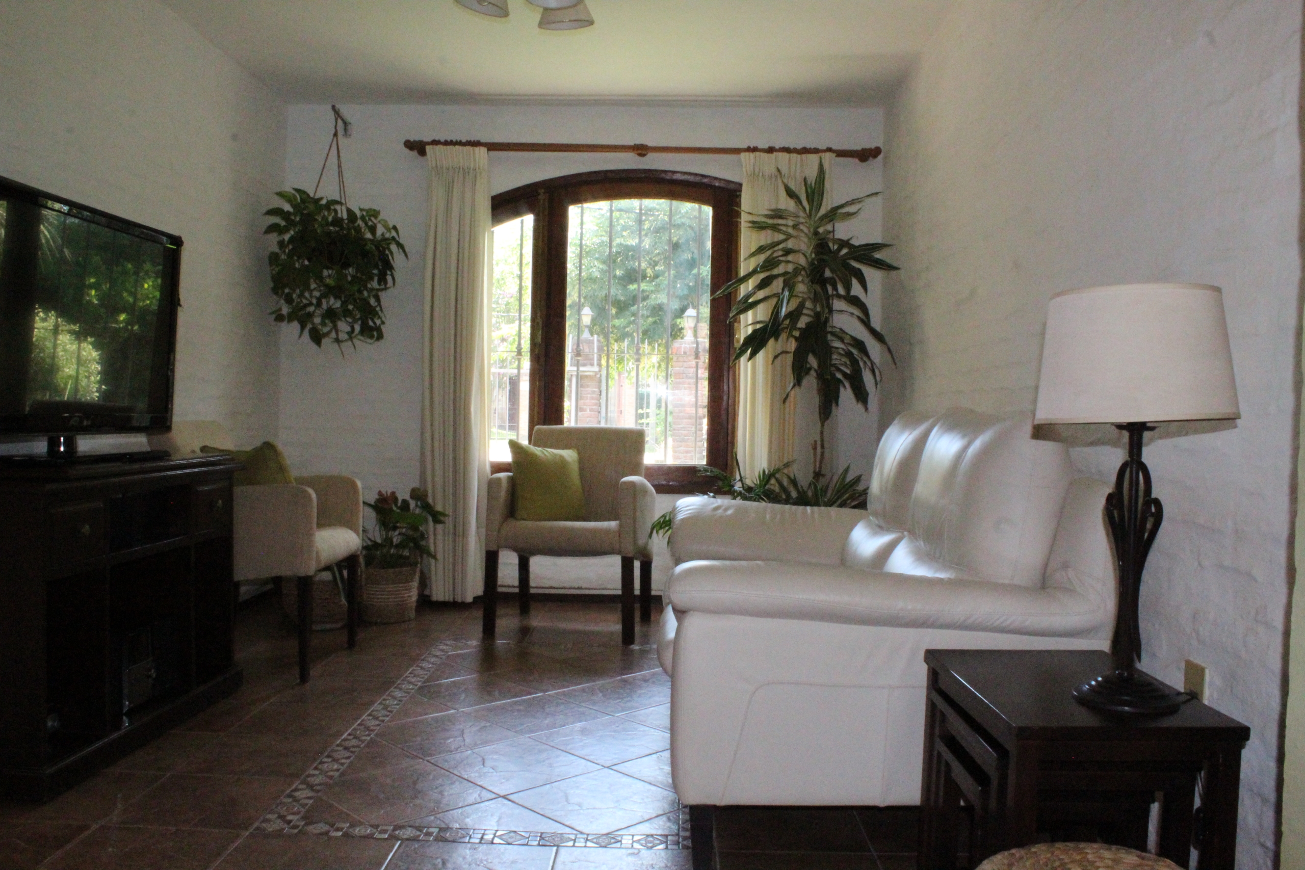 Venta casa de 3 dormitorios, escritorio, jardín piscina y barbacoa en Solymar.