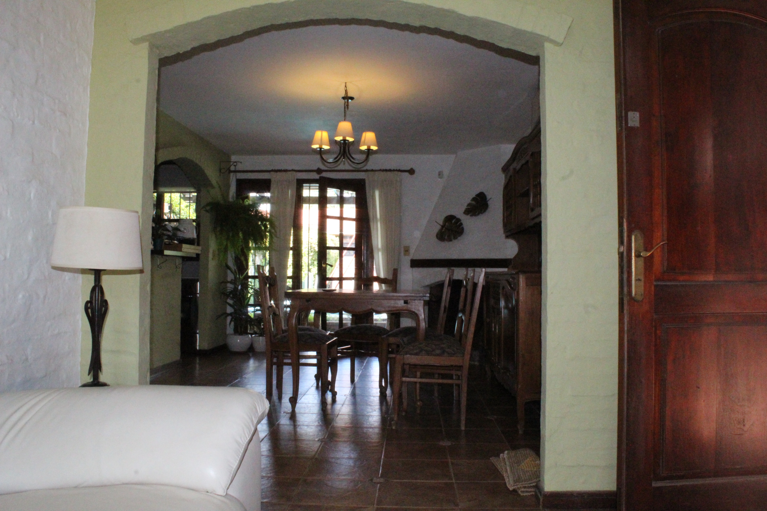 Venta casa de 3 dormitorios, escritorio, jardín piscina y barbacoa en Solymar.