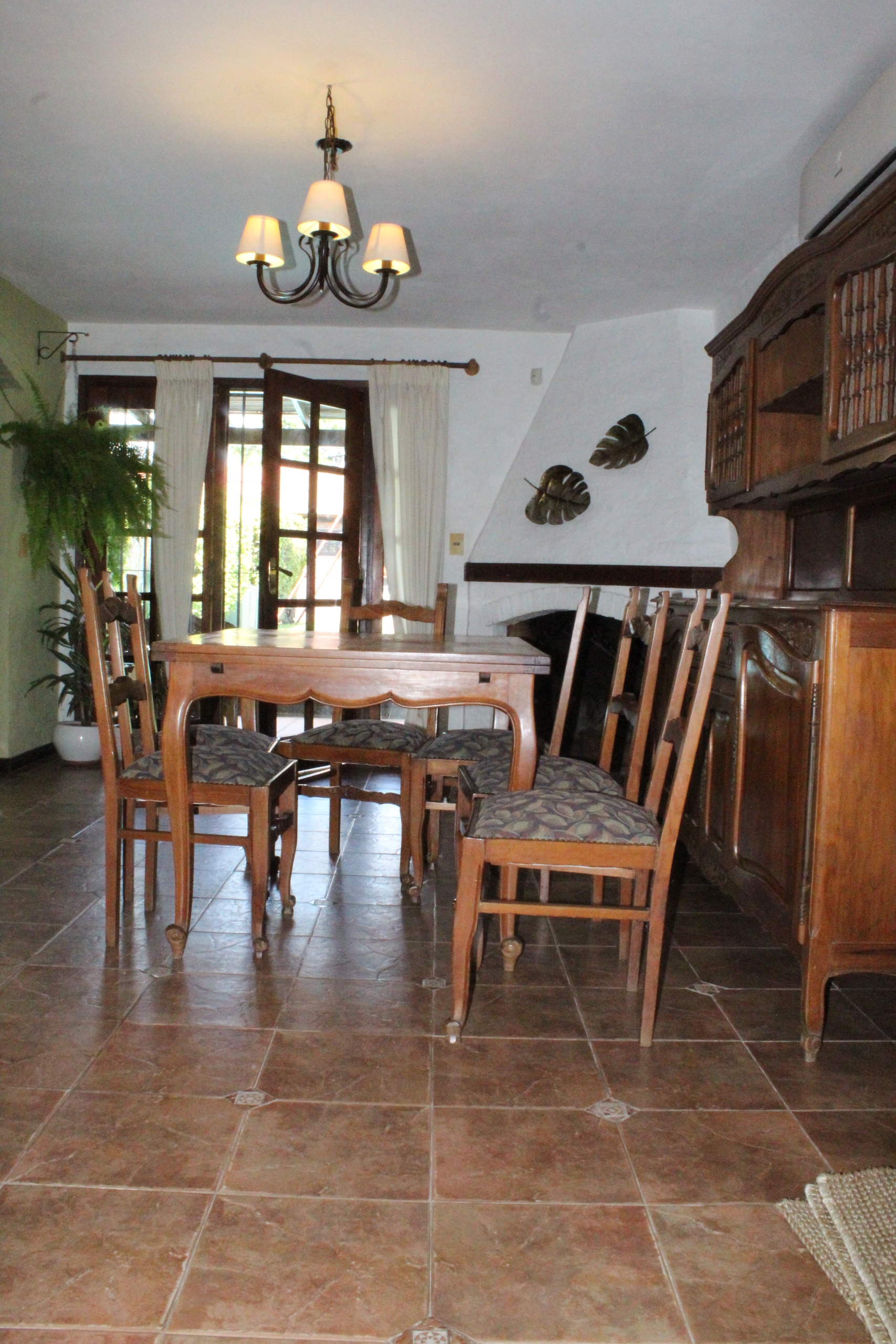 Venta casa de 3 dormitorios, escritorio, jardín piscina y barbacoa en Solymar.