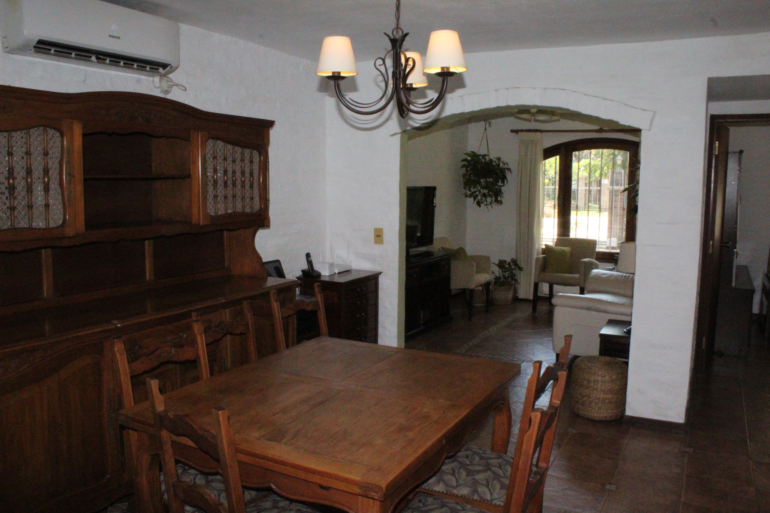 Venta casa de 3 dormitorios, escritorio, jardín piscina y barbacoa en Solymar.