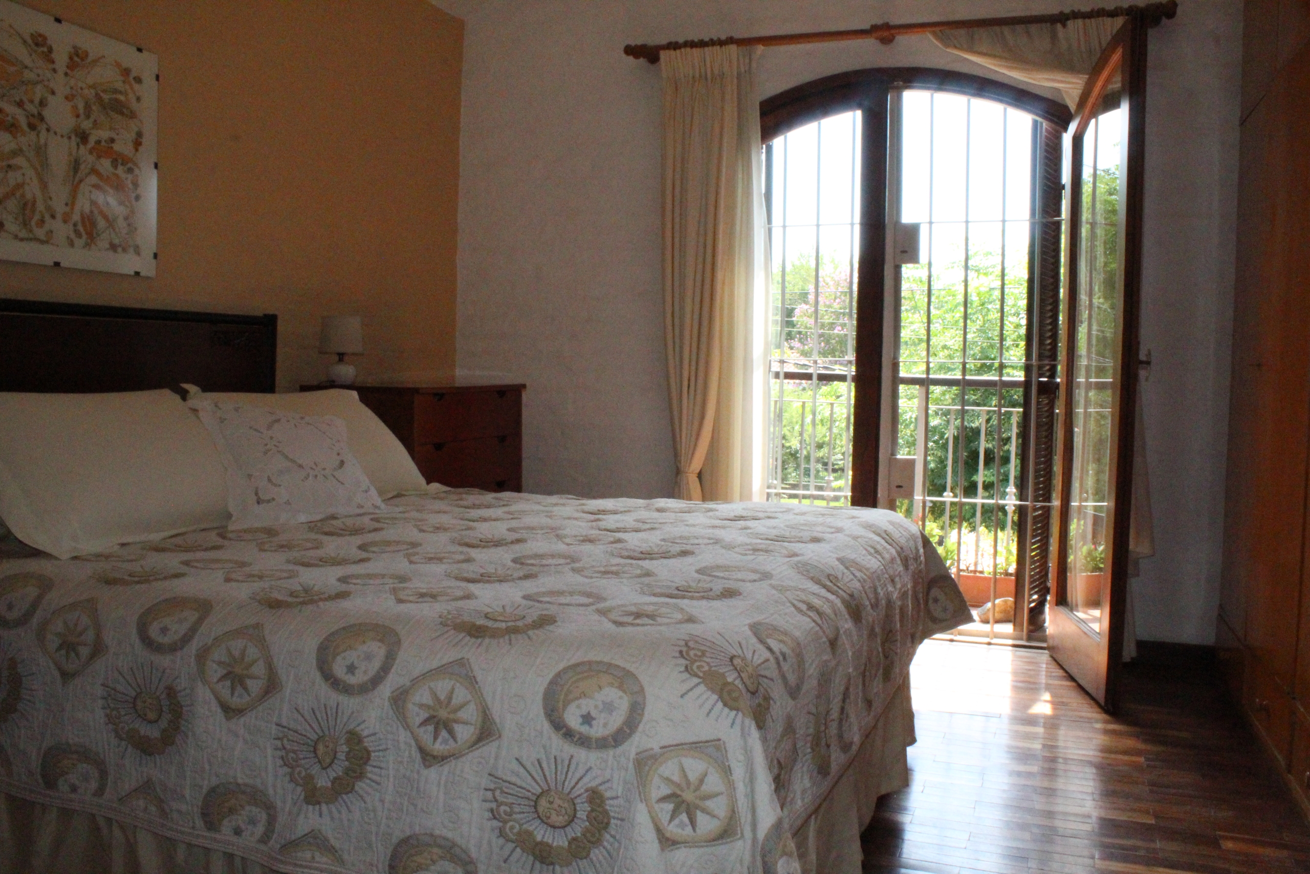 Venta casa de 3 dormitorios, escritorio, jardín piscina y barbacoa en Solymar.