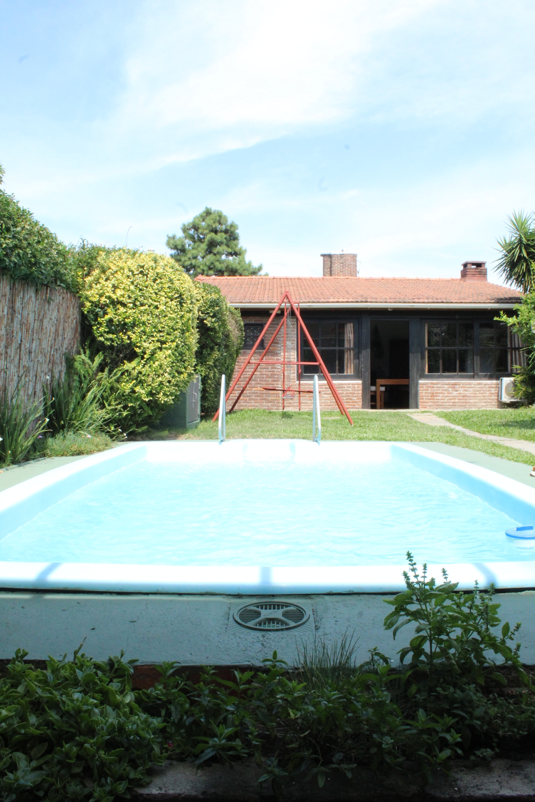 Venta casa de 3 dormitorios, escritorio, jardín piscina y barbacoa en Solymar.