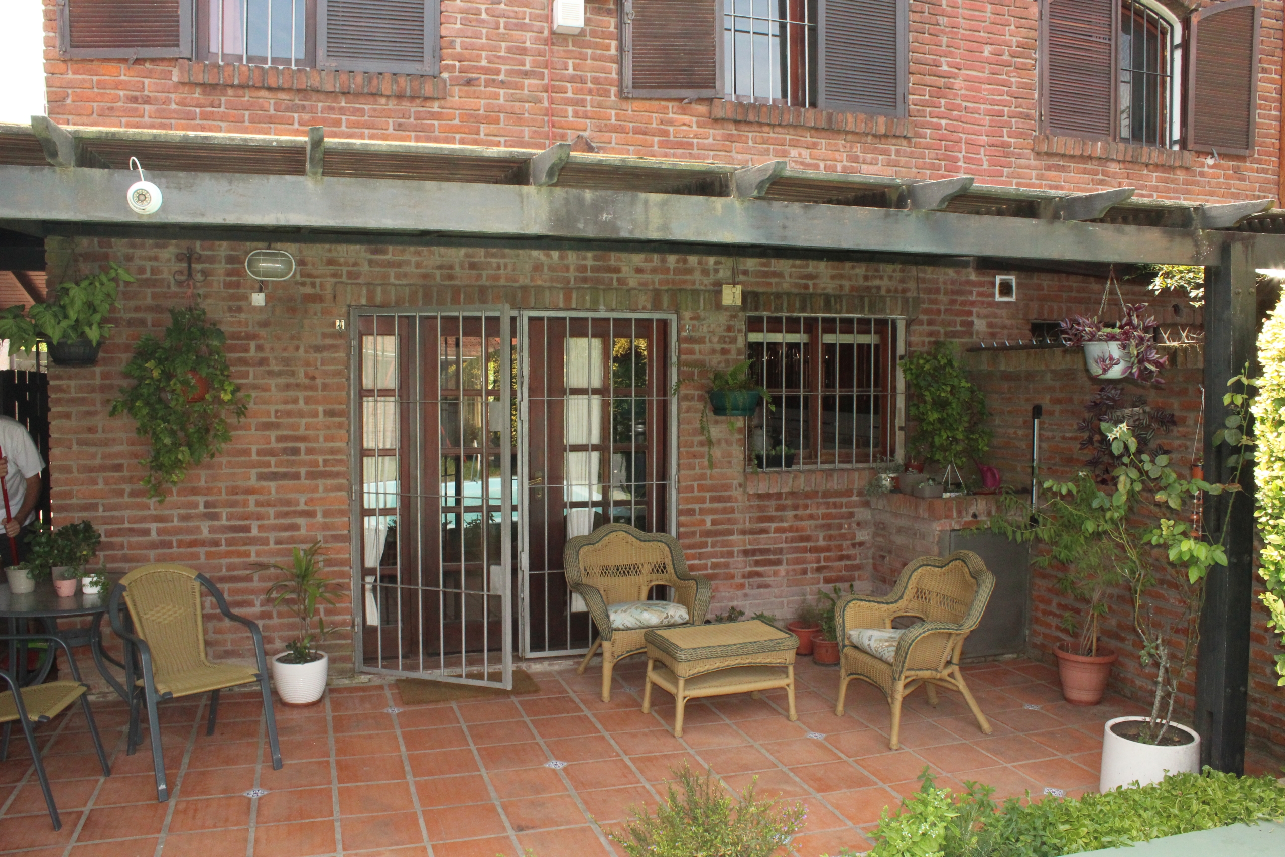 Venta casa de 3 dormitorios, escritorio, jardín piscina y barbacoa en Solymar.