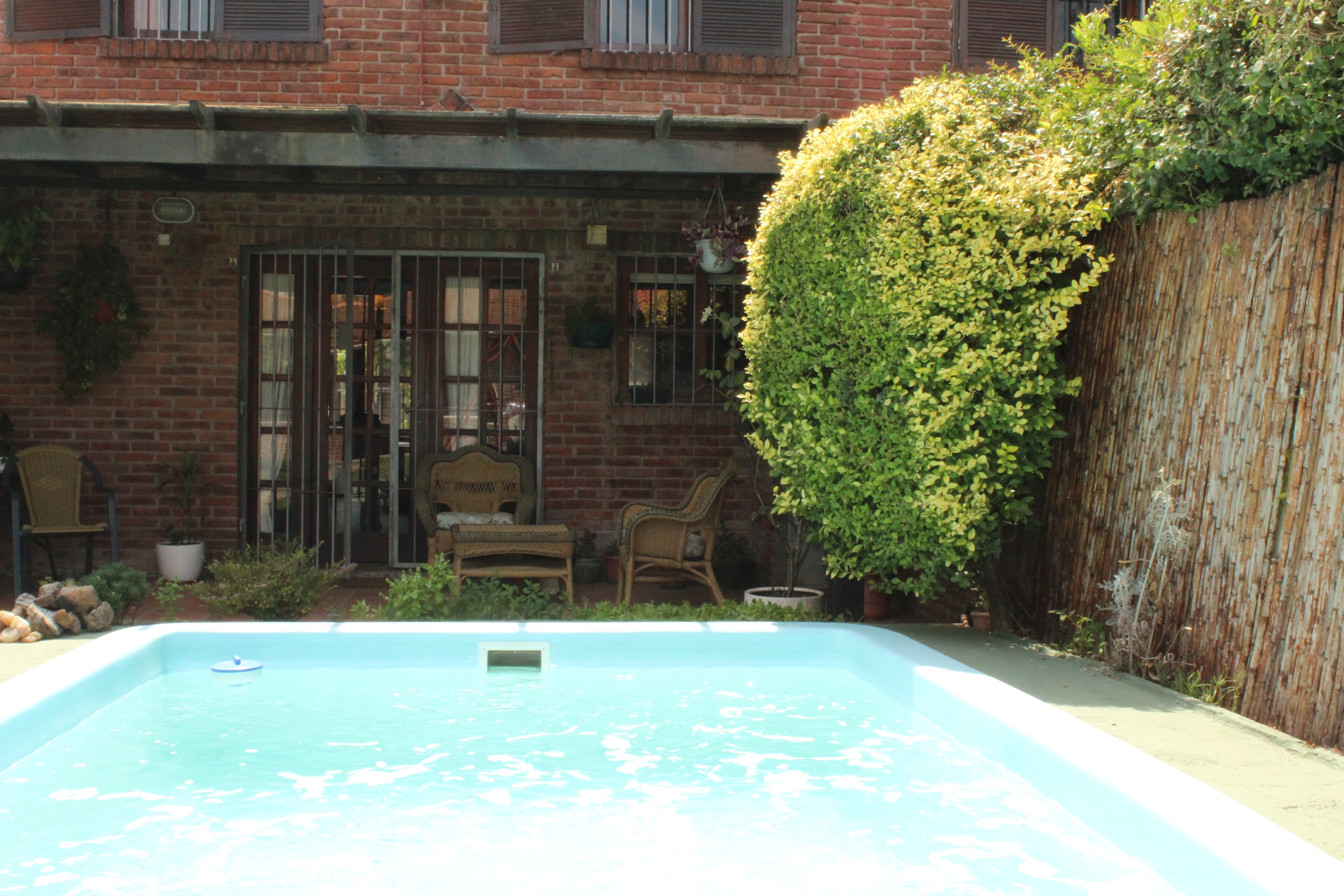 Venta casa de 3 dormitorios, escritorio, jardín piscina y barbacoa en Solymar.