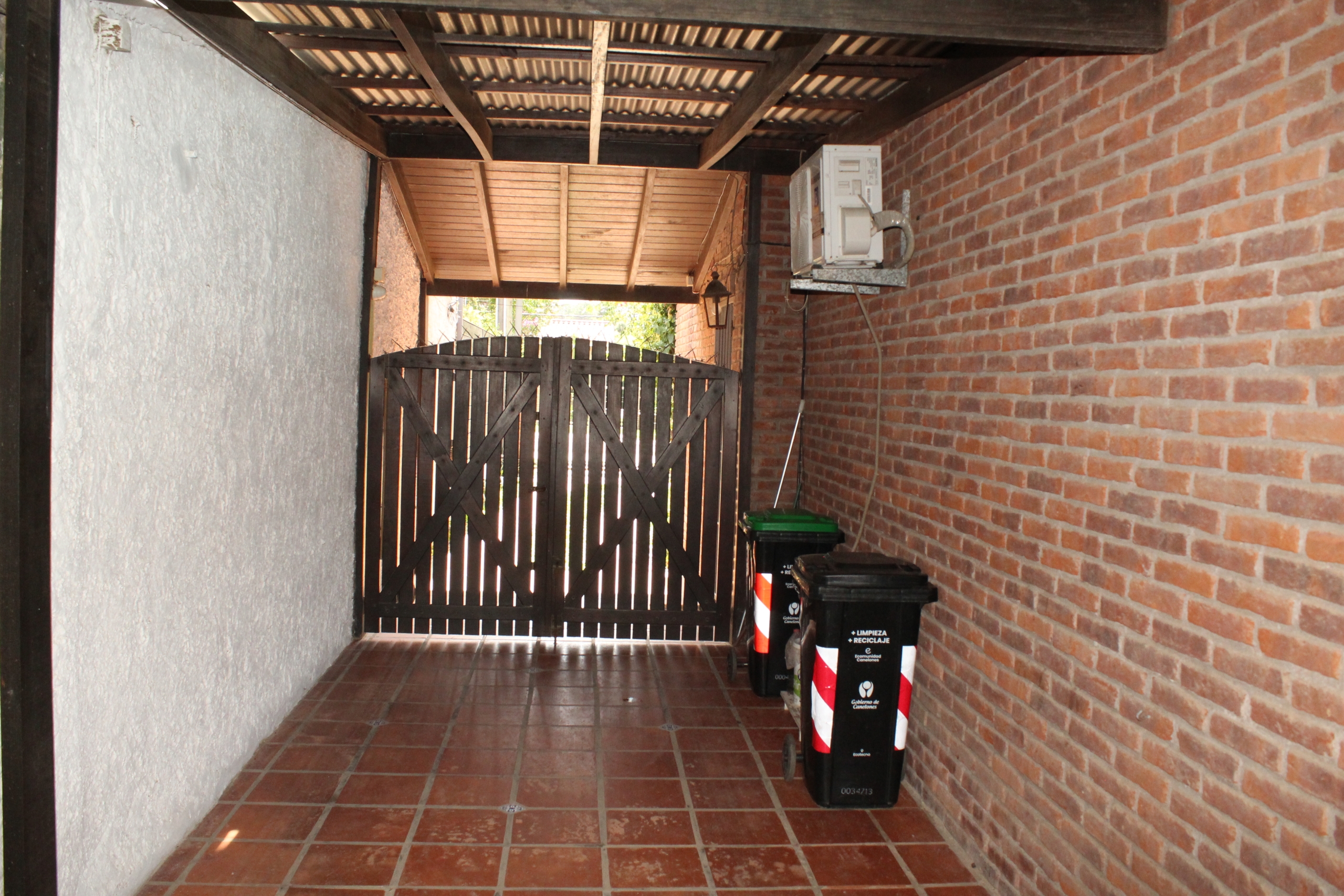 Venta casa de 3 dormitorios, escritorio, jardín piscina y barbacoa en Solymar.