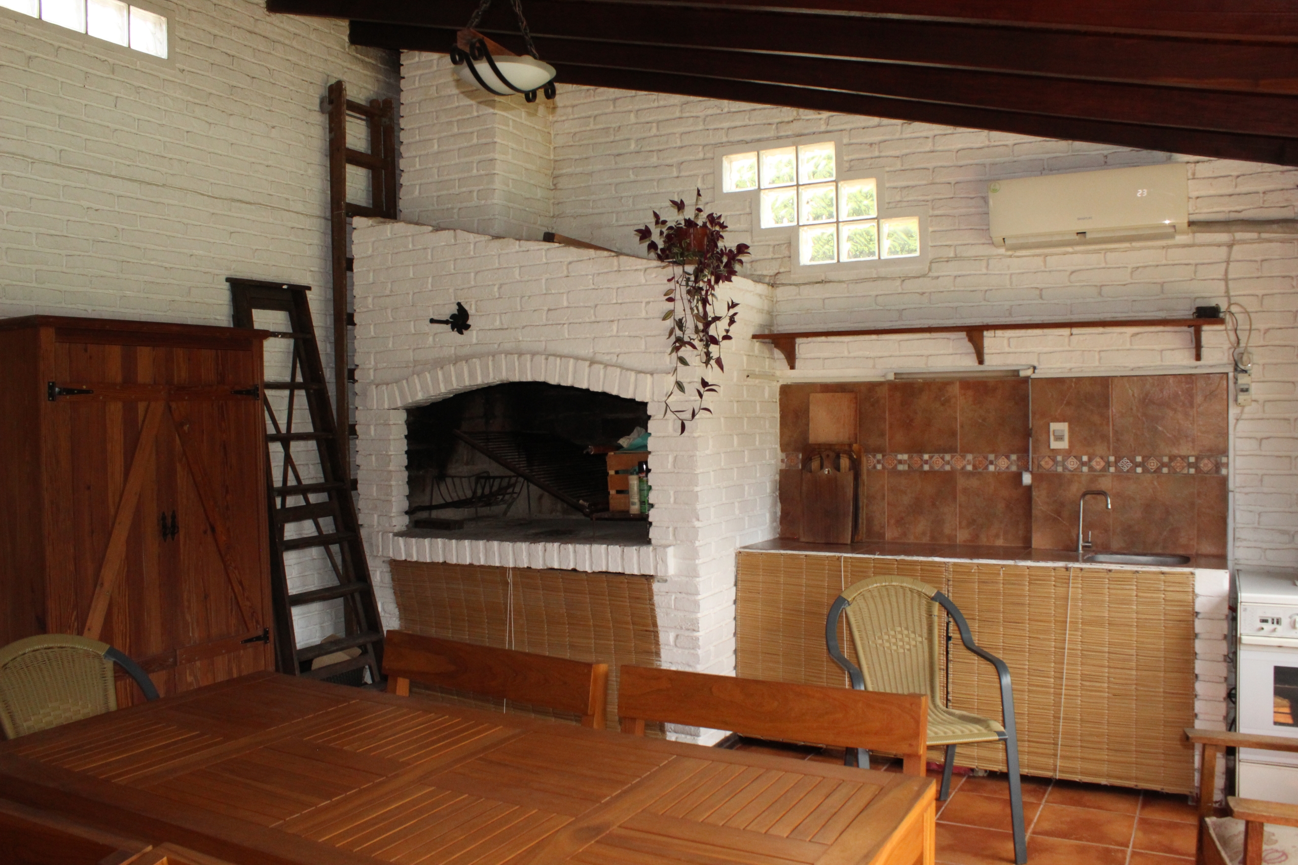 Venta casa de 3 dormitorios, escritorio, jardín piscina y barbacoa en Solymar.