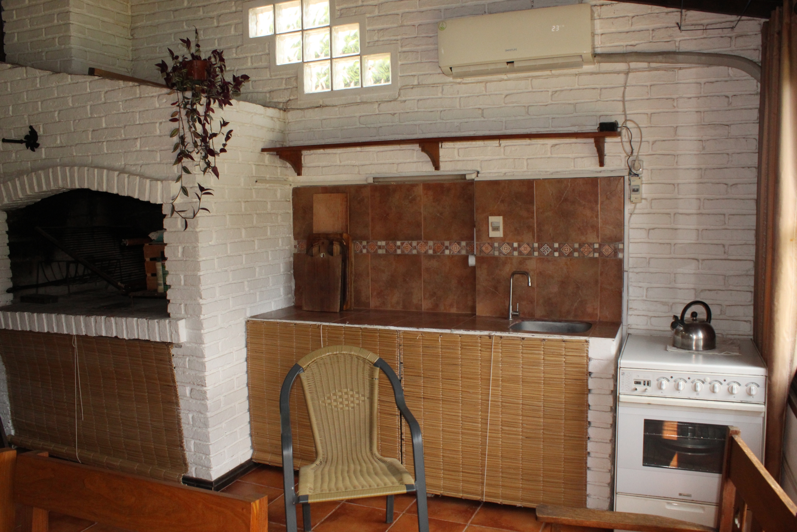 Venta casa de 3 dormitorios, escritorio, jardín piscina y barbacoa en Solymar.