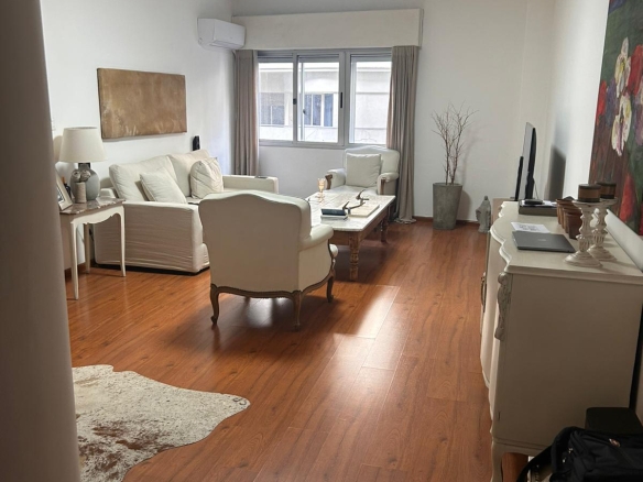 Venta apartamento 3 dormitorios, 2 baños y cochera en en Centro.